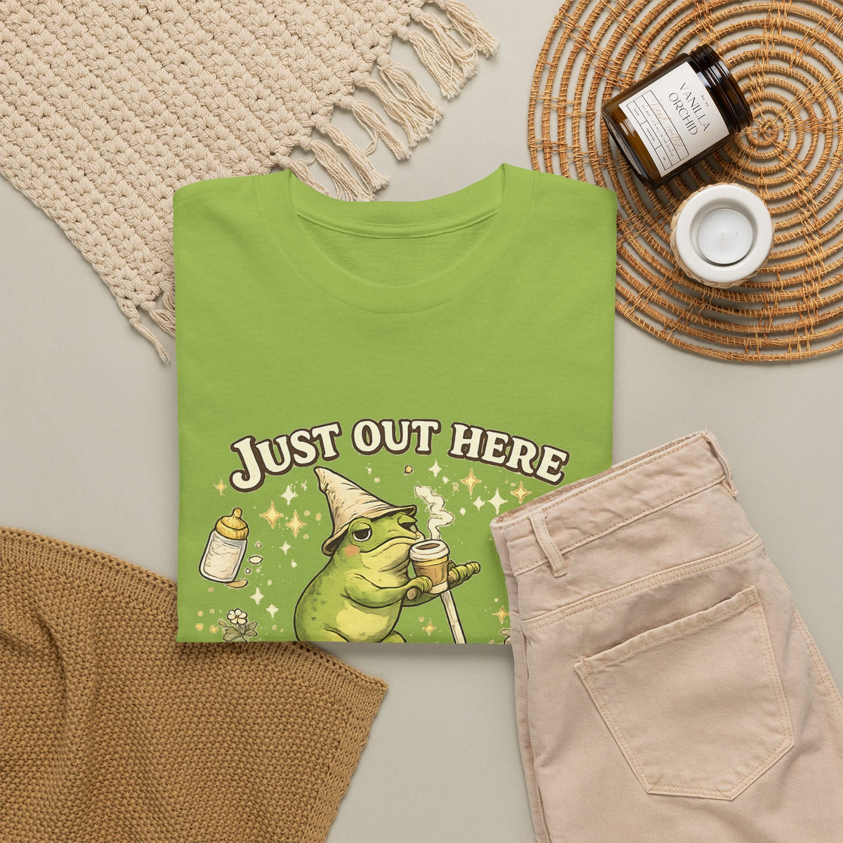 “Running on Caffeine & Mommin’” T-Shirt – Lustige Mama, Kaffee & Frosch Grafik-T-Shirt