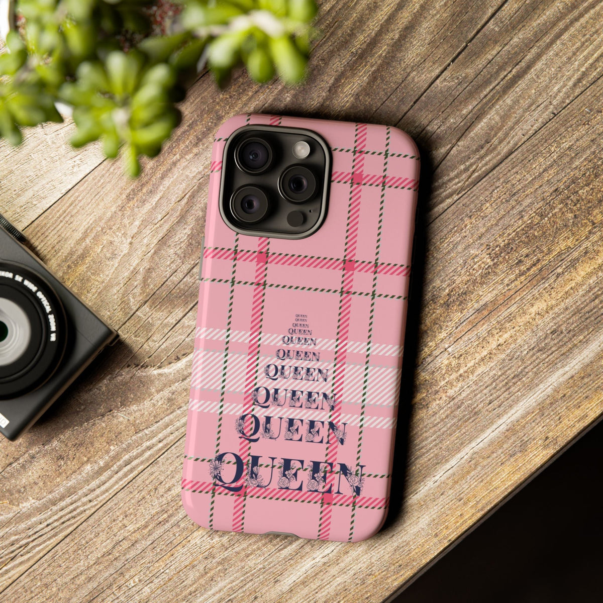 Rosa Karo Queen Handyhülle – Robuste Handyhülle im Preppy-Tartan-Stil