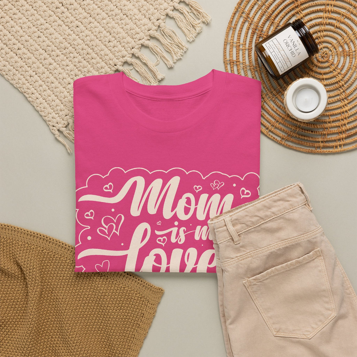 “Mom Is My Love” T-Shirt – Herz-Motiv zum Muttertag T-Shirt