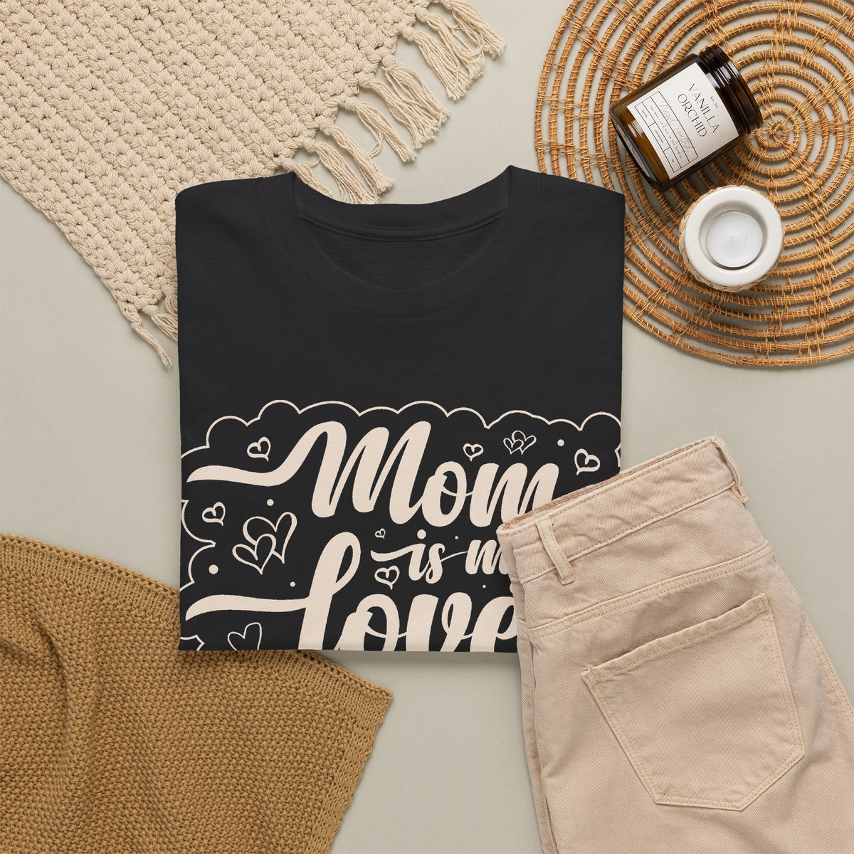 “Mom Is My Love” T-Shirt – Herz-Motiv zum Muttertag T-Shirt