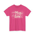 “Mom Is My Love” T-Shirt – Herz-Motiv zum Muttertag T-Shirt