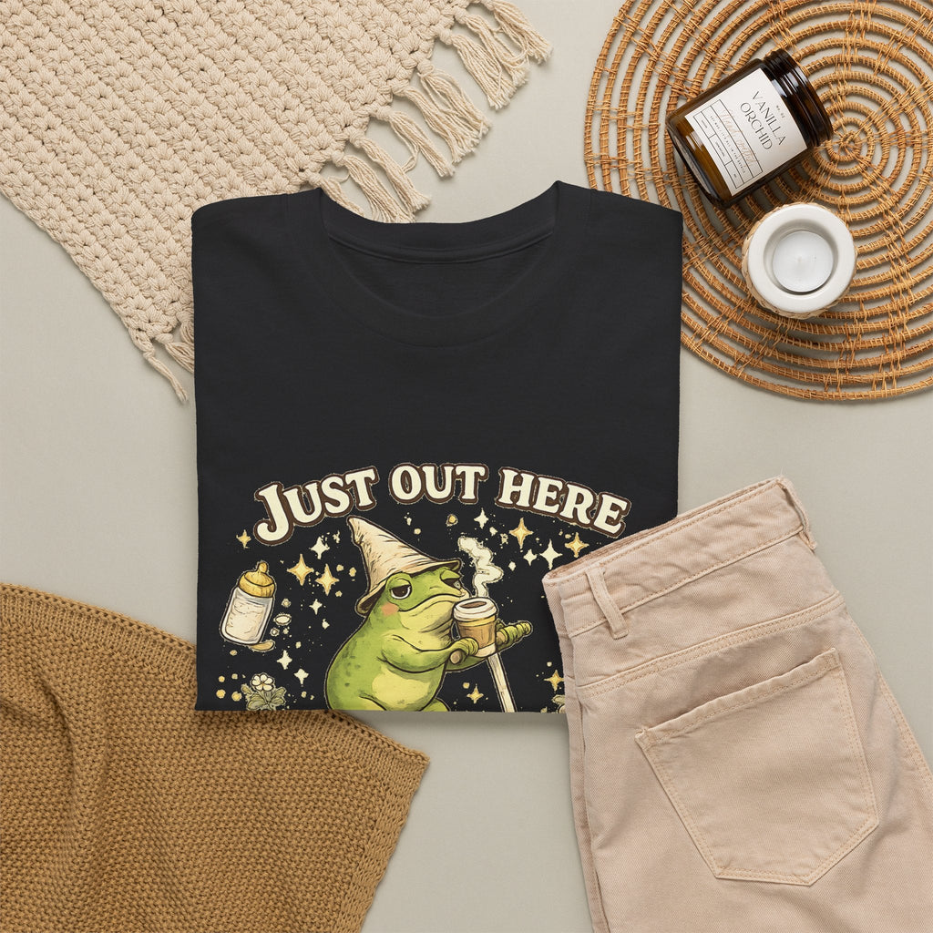 “Running on Caffeine & Mommin’” T-Shirt – Lustige Mama, Kaffee & Frosch Grafik-T-Shirt