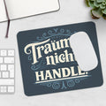 Träume nicht. Handle. Mousepad – Motivations-Spruch – Mousepad von Kalabula, 23,2 × 19,4 cm