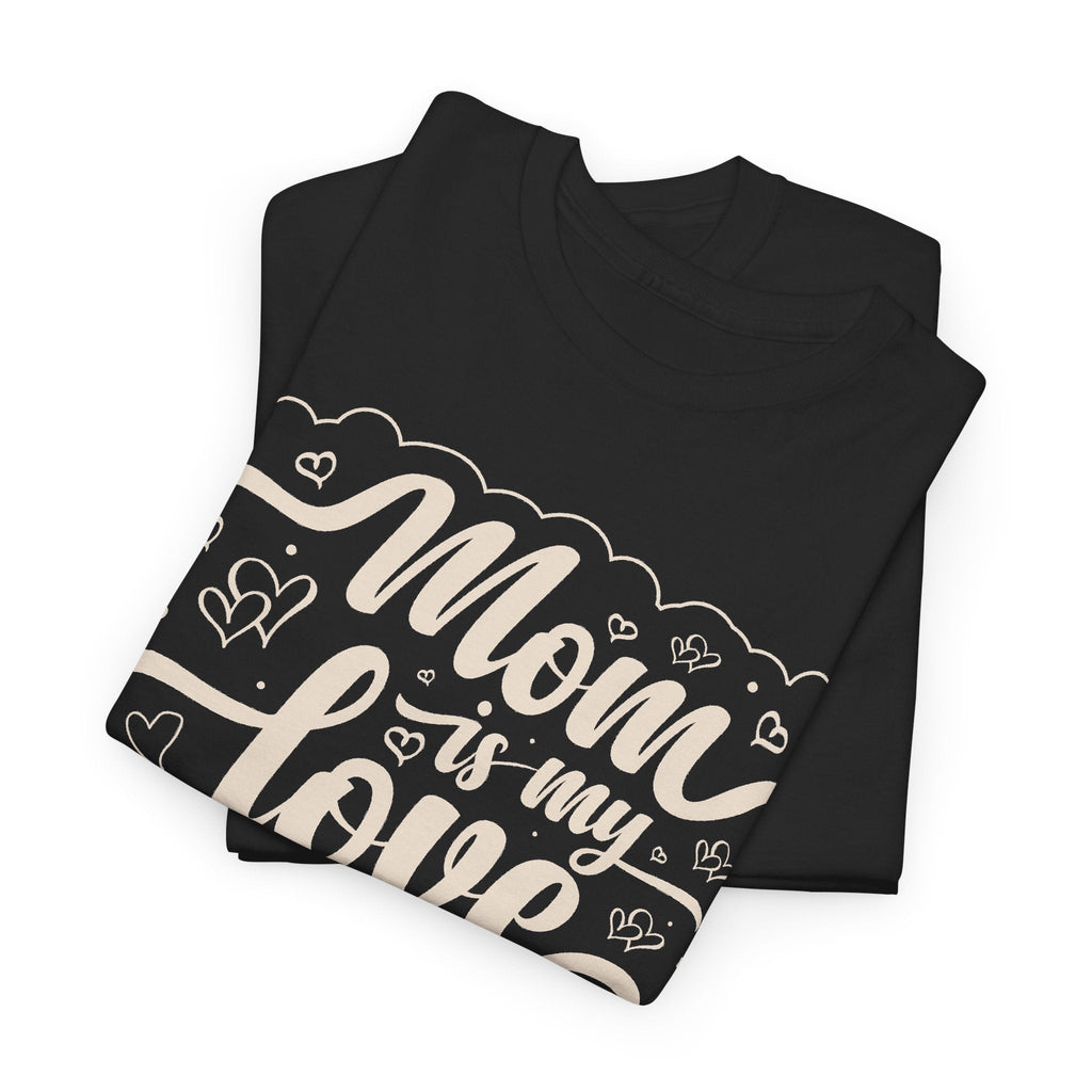 “Mom Is My Love” T-Shirt – Herz-Motiv zum Muttertag T-Shirt