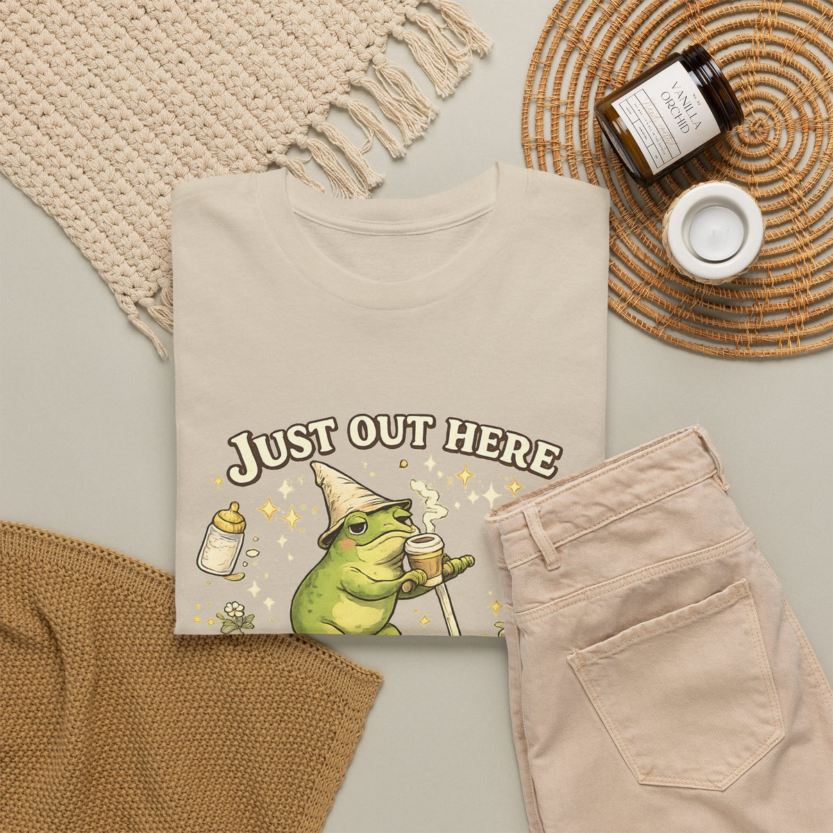 “Running on Caffeine & Mommin’” T-Shirt – Lustige Mama, Kaffee & Frosch Grafik-T-Shirt