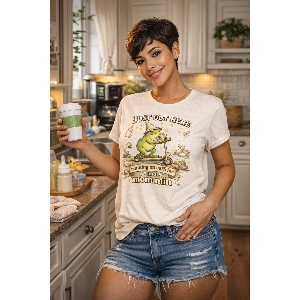 “Running on Caffeine & Mommin’” T-Shirt – Lustige Mama, Kaffee & Frosch Grafik-T-Shirt