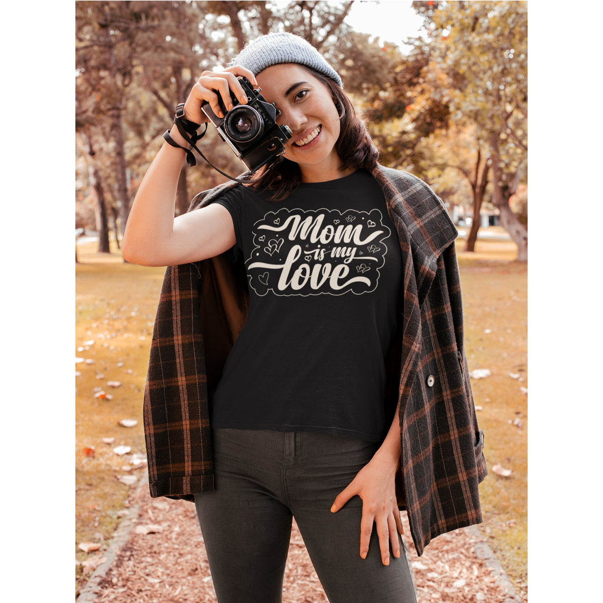 “Mom Is My Love” T-Shirt – Herz-Motiv zum Muttertag T-Shirt