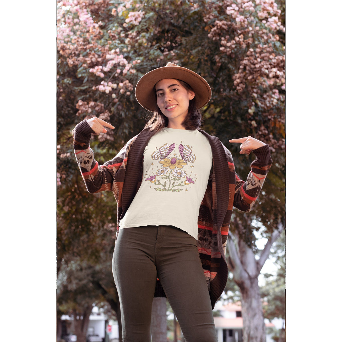 Butterfly & Flowers T-Shirt – Boho-Blumen Grafik-T-Shirt