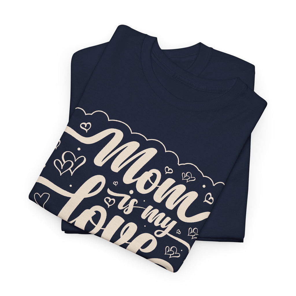 “Mom Is My Love” T-Shirt – Herz-Motiv zum Muttertag T-Shirt