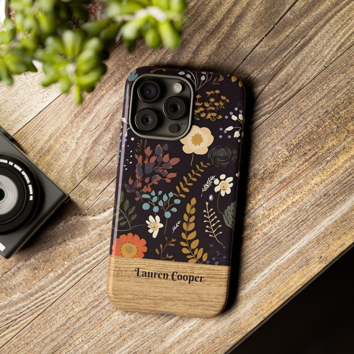 Personalisierte Dunkle Blumen Handyhülle mit Namen – Robuste Handyhülle mit Holzoptik