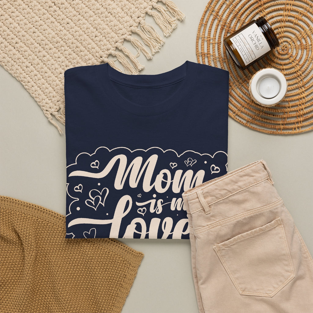 “Mom Is My Love” T-Shirt – Herz-Motiv zum Muttertag T-Shirt