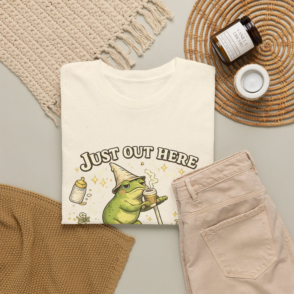 “Running on Caffeine & Mommin’” T-Shirt – Lustige Mama, Kaffee & Frosch Grafik-T-Shirt