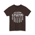 Adventure Is Calling T-Shirt – Outdoor-Abenteuer Grafik-T-Shirt