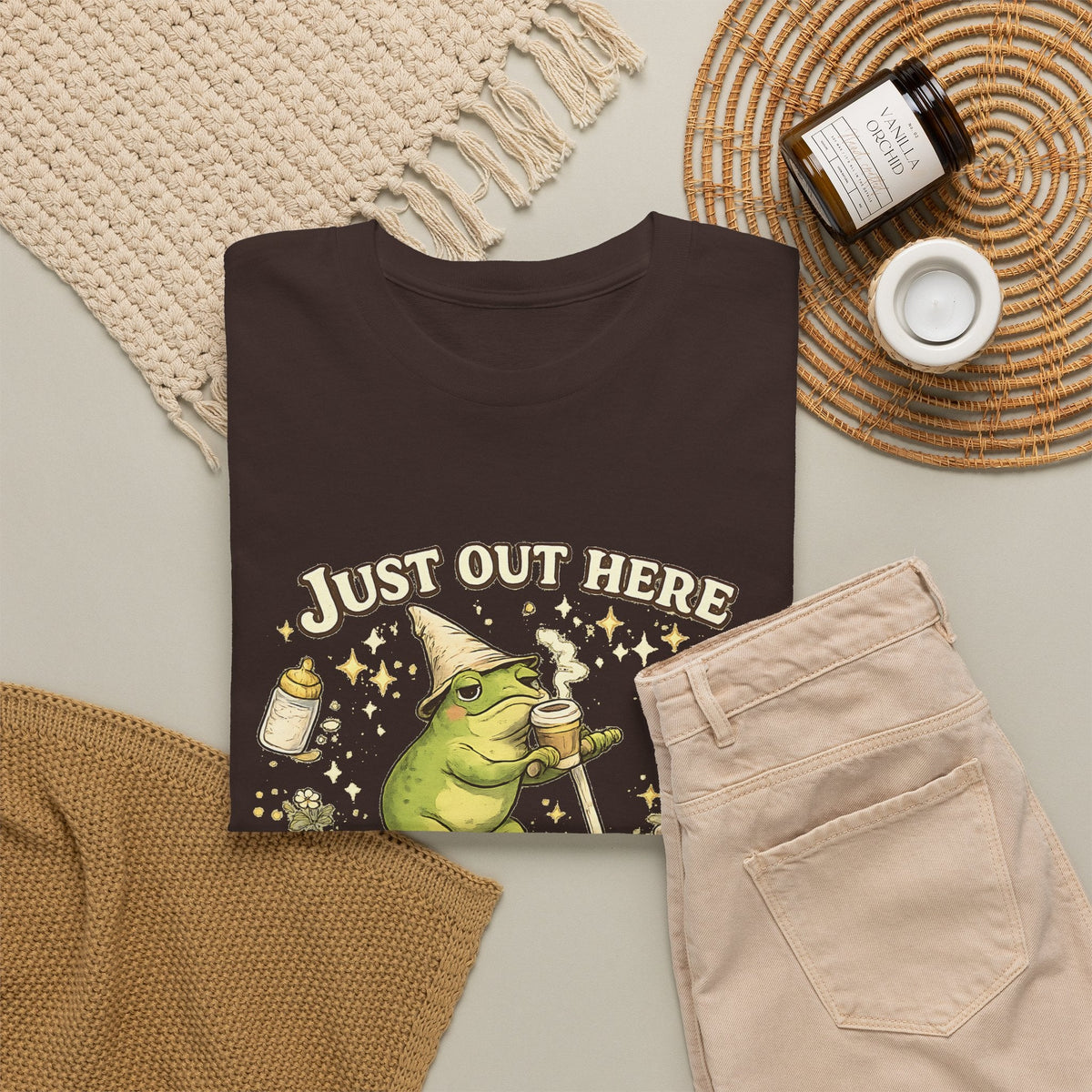 “Running on Caffeine & Mommin’” T-Shirt – Lustige Mama, Kaffee & Frosch Grafik-T-Shirt