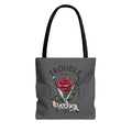 Trouble Maker Stofftasche – Rose & Schwerter Tattoo Design