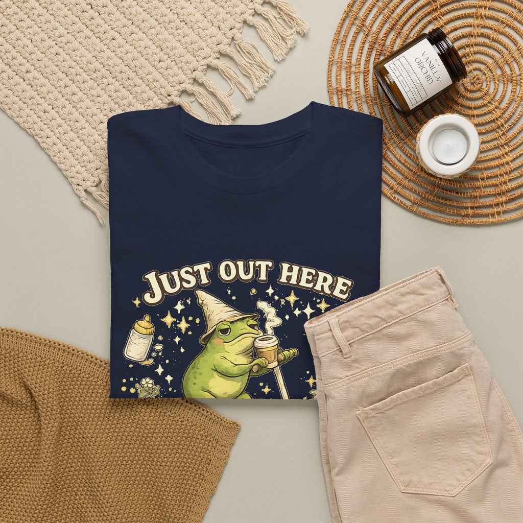 “Running on Caffeine & Mommin’” T-Shirt – Lustige Mama, Kaffee & Frosch Grafik-T-Shirt