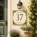 Personalisiertes Hausnummernschild – Keramik 15 × 15 cm P71