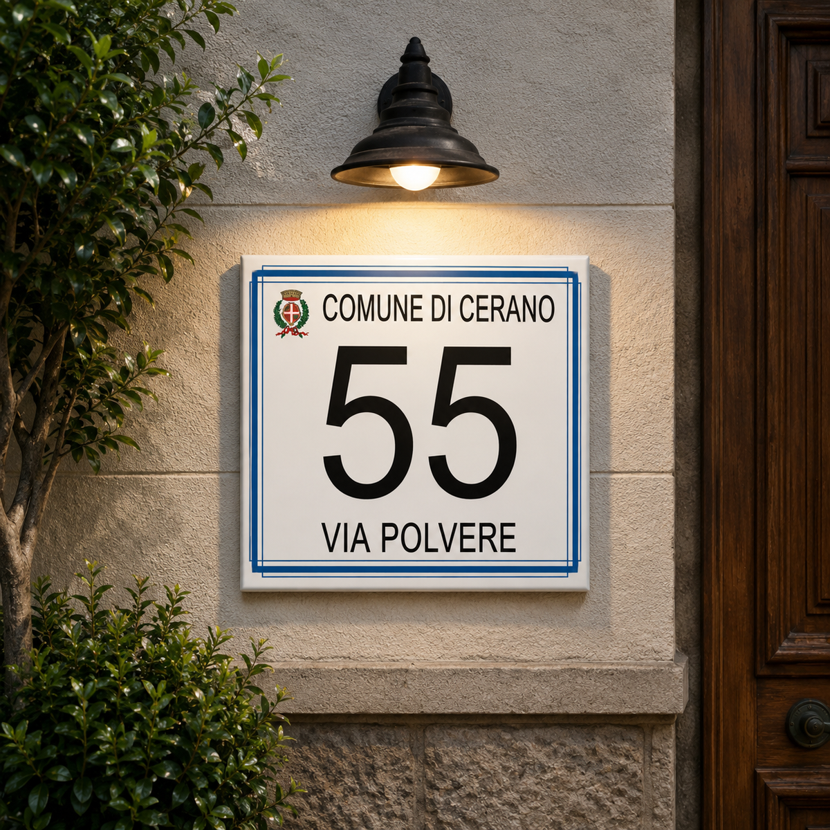 Personalisiertes Hausnummernschild mit Ortswappen – Keramik P24
