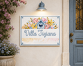 Personalisiertes Keramik-Hausschild 20×25 cm – Blumen & Haus – Kalabula